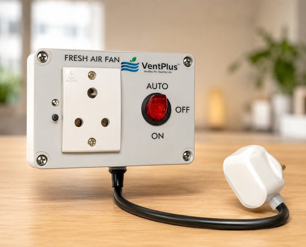 VentPlus remote Wi-Fi relay unit with standard 3-pin socket (3 A / 700 W), Auto–Off–On switch, mains input cable and power plug